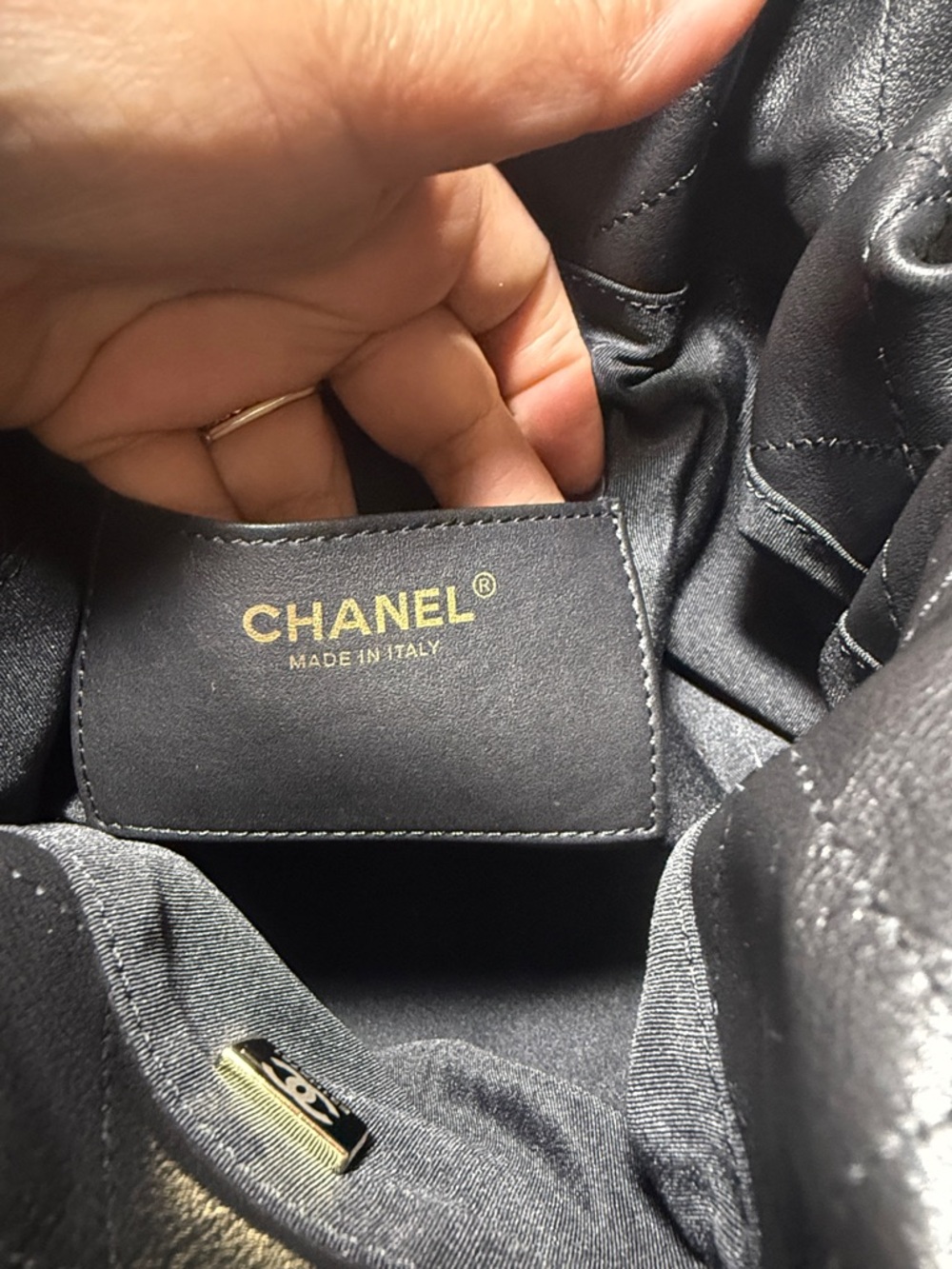 CHANEL Black Quilted Leather Shoulder Bag with Gold Chain Detail - Picture 7 of 11
